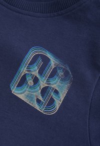 Dunkelblaues Sweatshirt mit einem strukturierten Grafikdesign in Blau- und Grüntönen, das ein geschichtetes Muster innerhalb einer quadratischen Form darstellt.