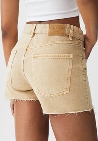 PULL&BEAR Farkkushortsit - beige