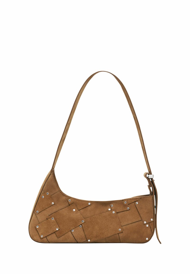 Borsa a tracolla in pelle scamosciata marrone con design intrecciato, borchie metalliche e una sola tracolla. Presenta una silhouette curva e dettagli di cucitura eleganti.