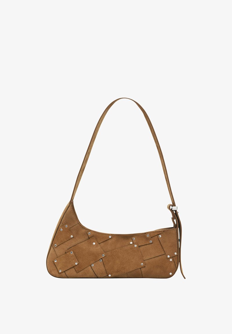 Borsa a tracolla in pelle scamosciata marrone con design intrecciato, borchie metalliche e una sola tracolla. Presenta una silhouette curva e dettagli di cucitura eleganti.