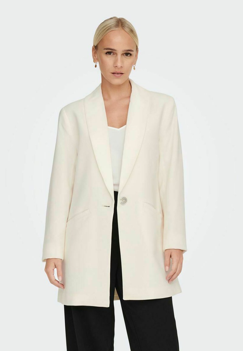 Blazer ivoire avec un col cranté, fermeture à un bouton, deux poches avant et manches longues ; texture lisse, coupe légèrement oversize.