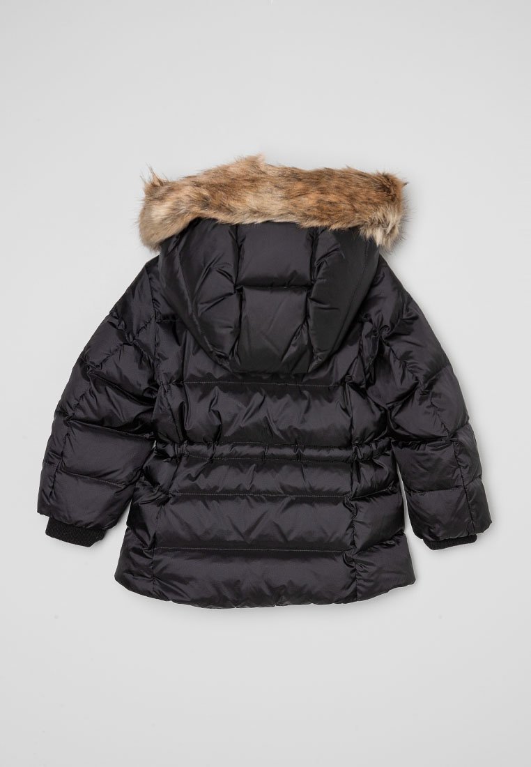 Czarna kurtka puchowa z kapturem wyłożonym futrem, z pikowanym wzorem, dzianinowymi mankietami i gładką, błyszczącą teksturą. Pokazany widok z tyłu.