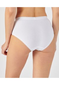 Witte katoenen hoge taille onderbroeken met een gladde textuur, voorzien van een kantafwerking langs de tailleband en beenopeningen.