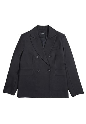 Blazer nero doppiopetto con rever a punta, quattro bottoni frontali, due tasche con patta e una tasca sul petto, disteso su sfondo bianco.