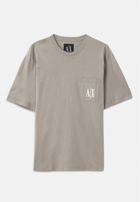 T-shirt corto grigio a maniche corte in cotone, con tasca sul lato sinistro del petto decorata da un logo bianco. Collo rotondo, vestibilità comoda.