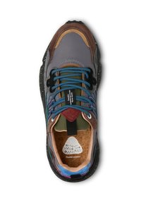 Baskets multicolores avec une tige en textile gris, des accents en suède marron, des lacets bleus et une semelle intérieure en liège texturé ; disposent d'une semelle mouchetée.