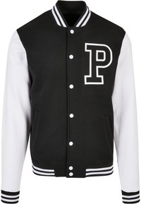 Giacca varsity bianca e nera con un grande logo "P", bottoni a pressione bianchi, polsini a coste e colletto e orlo a righe.