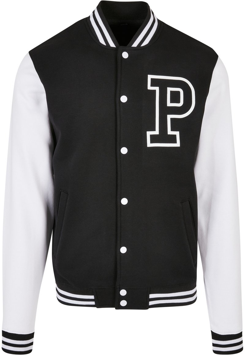 Giacca varsity bianca e nera con un grande logo "P", bottoni a pressione bianchi, polsini a coste e colletto e orlo a righe.