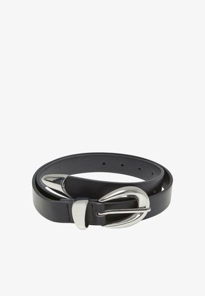 Cinturón de cuero negro con una hebilla de doble lengüeta en plata brillante, que presenta una textura suave y múltiples agujeros para ajustes.