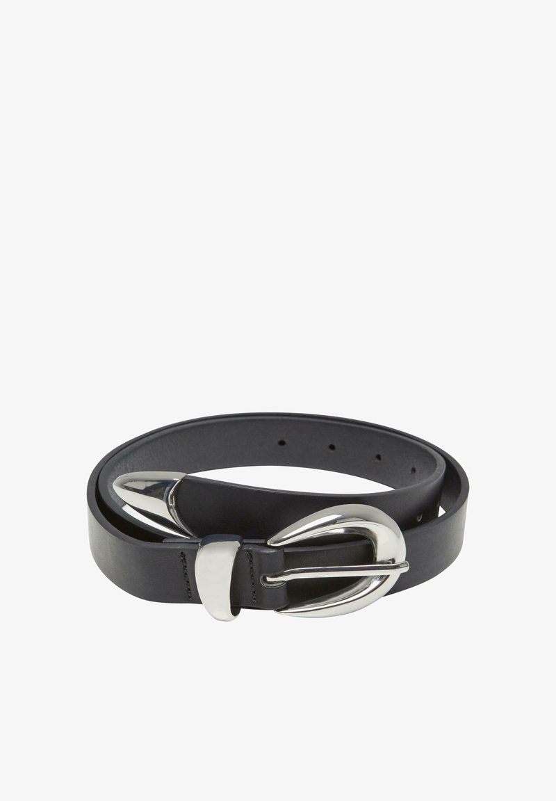 Cinturón de cuero negro con una hebilla de doble lengüeta en plata brillante, que presenta una textura suave y múltiples agujeros para ajustes.