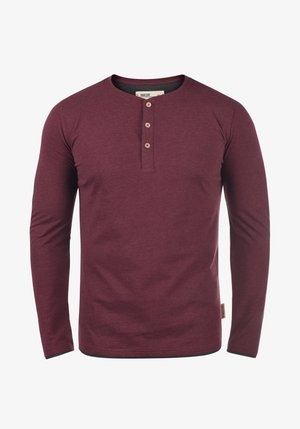 Bordeaux langemouwen henley shirt gemaakt van zachte stof, met een ronde halslijn en drie houten knopen aan de voorkant.