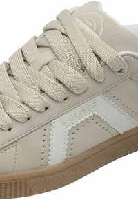 Beige Sneaker mit strukturiertem Wildleder- und Lederpanelen. Mit weißen Akzenten, runden Schnürsenkeln und einer hellbraunen Gummisohle.