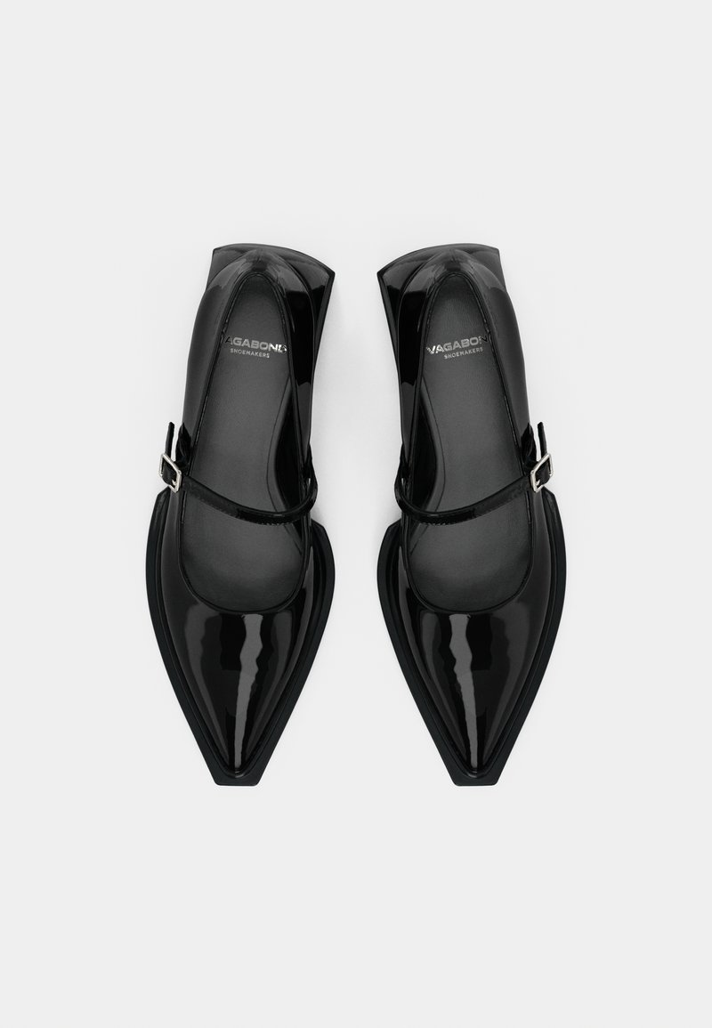 Schwarze Lackleder-Mary-Jane-Schuhe mit spitzen Zehen, verstellbarem Schnallenriemen und glatter Textur. Markenlogo auf den Innensohlen sichtbar.