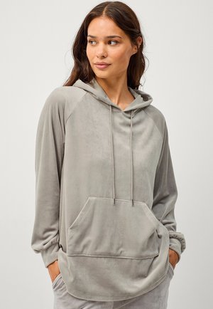 Hoodie gris clair en matériau doux, avec une poche avant, un capuchon avec cordon de serrage et de longues manches raglan pour une coupe décontractée.