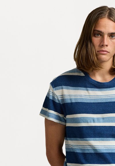 Blauw gestreept T-shirt met korte mouwen, featuring een mix van marineblauw, lichtblauw en crème horizontale strepen, gemaakt van zachte stof met een ronde hals.