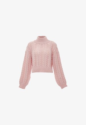 Pull rose tricoté à motif torsadé, col montant, manches longues bouffantes et ourlet et poignets côtelés, présenté sur fond blanc.