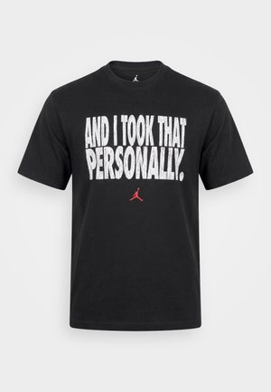 Μαύρο κοντομάνικο T-shirt με μεγάλο λευκό κείμενο "AND I TOOK THAT PERSONALLY." και μικρό κόκκινο λογότυπο Jumpman κάτω από το κείμενο.