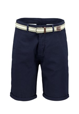 Pantaloncini blu navy con orlo risvoltato, tasche frontali e cintura bianca intrecciata con fibbia in metallo e dettagli in pelle marrone.