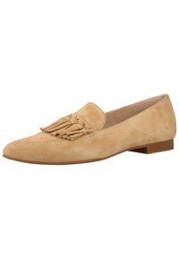 Beige mockask loafers med spetsig tå och dekorativa tofsar. Låg, rektangulär klack och synlig sömnad längs kanterna. Slät textur.