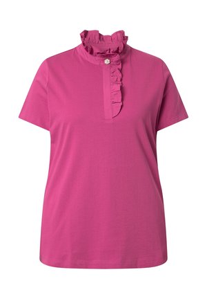 Lyserød kortærmet top med rynket høj krave og frontstykke med en enkelt hvid blomsterknap.