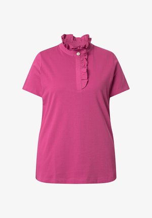 Lyserød kortærmet top med rynket høj krave og frontstykke med en enkelt hvid blomsterknap.