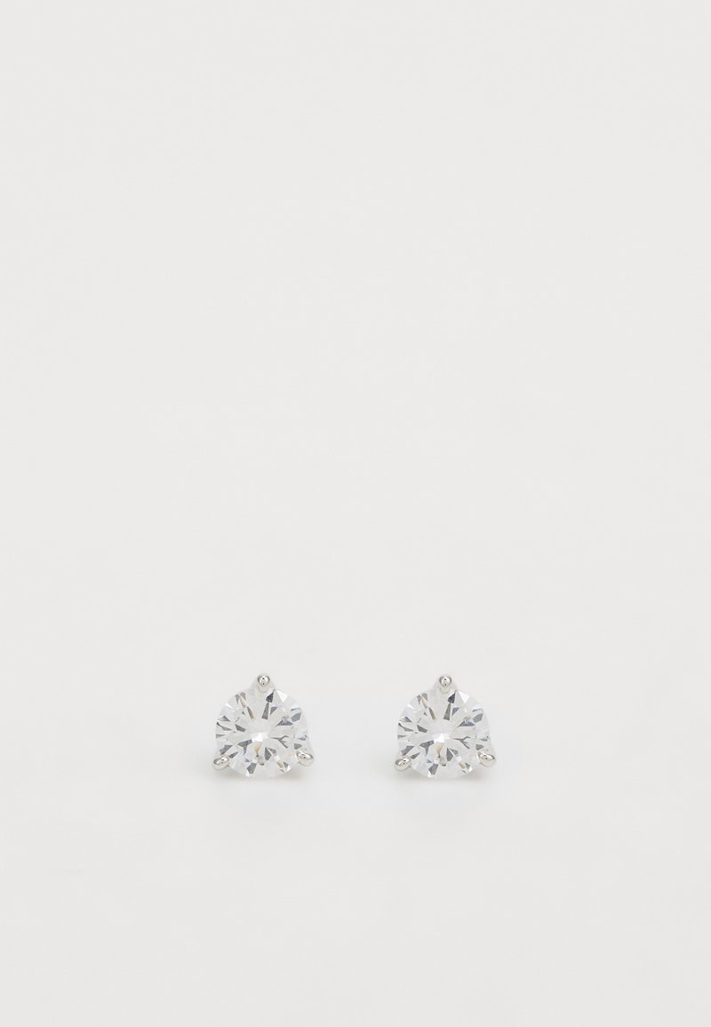 Kulaté stříbrné náušnice s jasnými, jiskřícími kameny, s fasetovým designem. Každá náušnice má tři dráty, které drží kámen bezpečně.