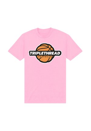 Różowy T-shirt z krótkim rękawem, z grafiką koszykówki i napisem "TRIPLETHREAD HOOPWEAR" na środku przodu.