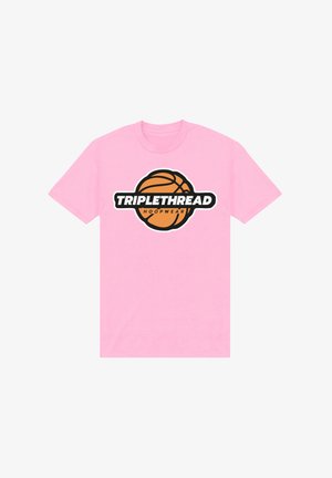 Camiseta rosa de manga corta con un gráfico de baloncesto y el texto "TRIPLETHREAD HOOPWEAR" centrado en la parte delantera.