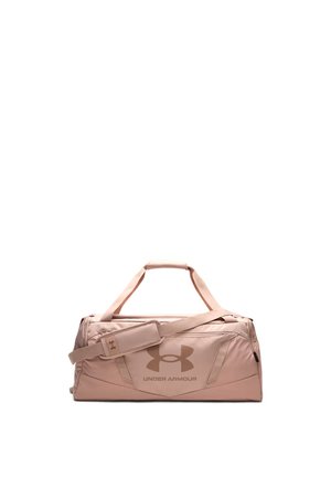 Hellrosa Under Armour Duffel-Tasche mit zwei Griffen, einem verstellbaren Schultergurt und einer vorderen Reißverschlusstasche.