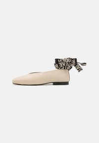 FOSSE - Ballerina med reim - offwhite