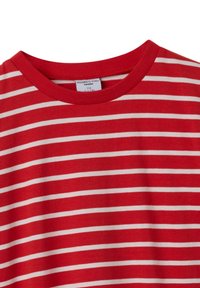 Punainen ja valkoinen raidallinen t-paita, jossa on pyöreä pääntie, valmistettu pehmeästä puuvillakankaasta. Huomattava etiketti sisäpuolen kaula-aukossa.