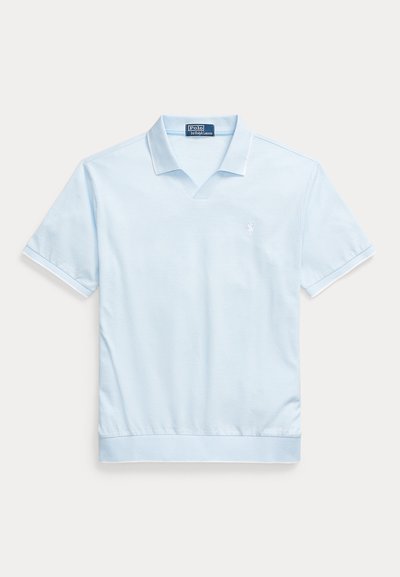 Lys blå polotrøye med korte ermer, V-hals og ribbet krage. Har en liten logo på brystet og en tettsittende kant. Myk stofftekstur.