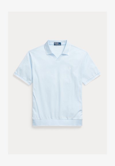 Lys blå polotrøye med korte ermer, V-hals og ribbet krage. Har en liten logo på brystet og en tettsittende kant. Myk stofftekstur.