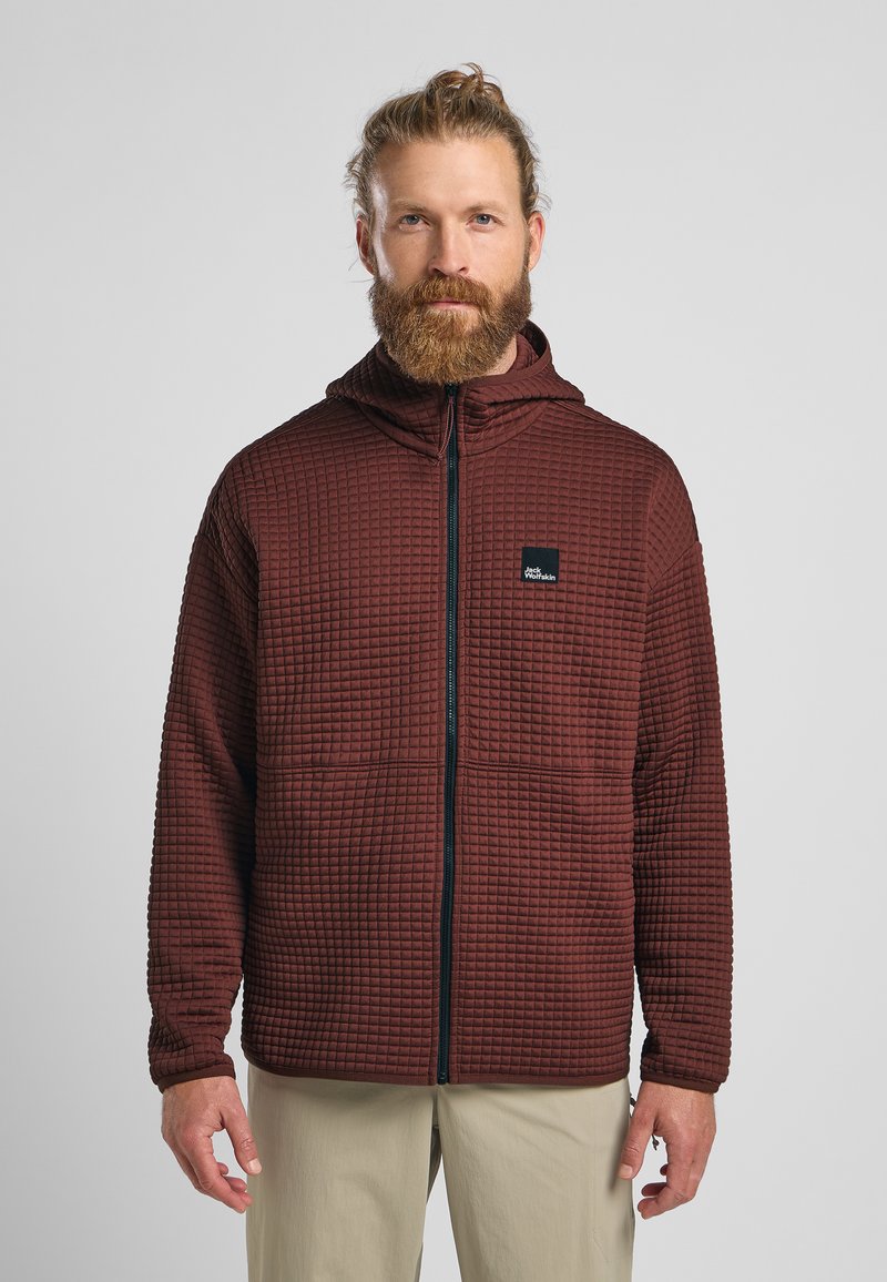 Braune, gesteppten Kapuzenjacke mit vollem Reißverschluss, die ein kleines Logo auf der Brust und elastische Bündchen hat. Der Stoff hat eine strukturierte Oberfläche.