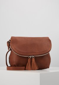 Borsa a tracolla in pelle marrone con chiusura a pattina, hardware in argento e due ponpon decorativi. Presenta una tracolla staccabile e una finitura testurizzata.