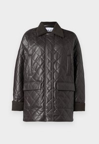Gequilted bruine nep leren jas met een kraag, twee vo pockets en gebreide manchetten. Heeft een ontspannen, boxy pasvorm.