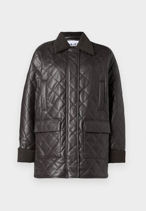 jaqueta de imitação couro castanho acolchoada com gola, dois bolsos frontais e punhos tricotados. Apresenta um corte relaxado e rectangular.