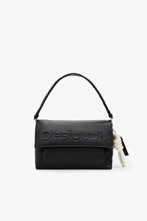 Schwarze Lederhandtasche mit strukturiertem Design, texturierter Oberfläche, geprägtem Logo und geflochtenem Griff. Verfügt über einen abnehmbaren Anhänger und einen Reißverschlussdetail.