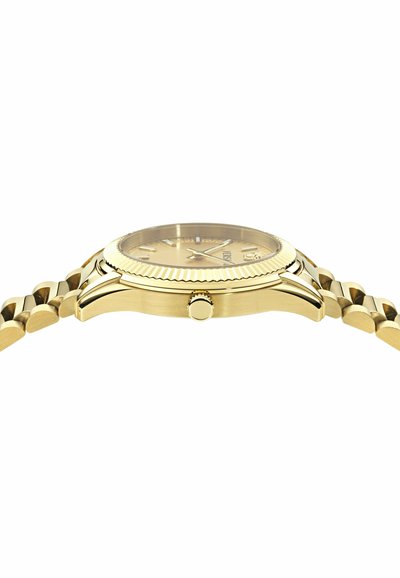 Montre-bracelet dorée avec une lunette cannelée, un bracelet à maillons et une couronne latérale indiquant le jour et la date sur le cadran.