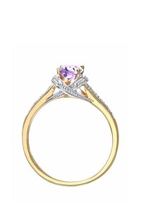 Zlatý prsteň so stredovým fialovým drahokamom, so zapleteným strieborným pásikom zdobeným malými priehľadnými kamienkami pozdĺž strán.