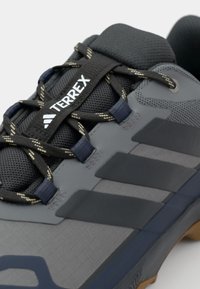 Adidas Terrex SKYCHASER AX5 GTX - Chaussures de marche - grey four/carbon/shadow navy