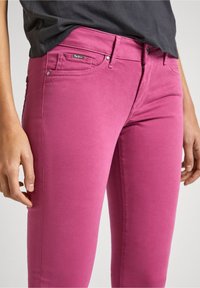 Rosa denimjeans med slim fit, med fem fickor, kontrasterande sömmar och en liten logotyp på midjebandet.