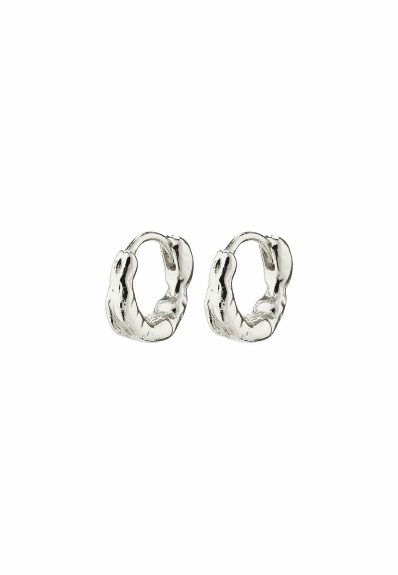 Paire de petites boucles d'oreilles créoles en argent avec un design de surface texturé, irrégulier et ondulé et des fermoirs à charnière.