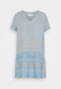 Svetle modré šaty s výstřihem do V a krátkými rukávy. Mají texturované vzory, vertikální pruhy v různých odstínech a nařasený lem.