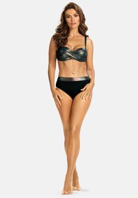 Czarny zestaw bikini z wywróconym topem bandeau o wielokolorowym wzorze oraz wysokim talią dołem z błyszczącą taśmą akcentującą.