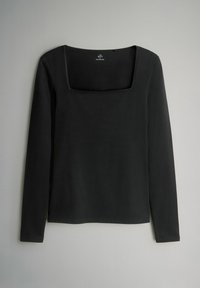 Melnas garām piedurknēm topiņš ar kvadrātveida izgriezumu, izgatavots no mīkstas, gludas auduma; vienkāršs dizains bez rakstiem vai rotājumiem.