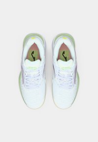 Scarpe sportive azzurro chiaro con tomaia in rete, dettagli viola e suola verde. Progettate con un motivo testurizzato e lacci bianchi.