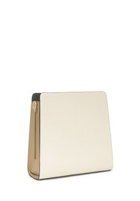 Bolso de cuero color crema con una textura suave, forma rectangular y bordes oscuros en contraste. Presenta un cierre de cremallera en un lado.