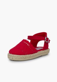 Scarpa espadrille rossa con tomaia in tessuto intrecciato, bordi ondulati e cinturino alla caviglia. Suola avvolta in iuta con finitura texture.