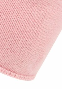 Gebreid roze stof met een ribbelstructuur, die gelijkmatige steken en een gladde rand laat zien. Het materiaal lijkt zacht en flexibel.